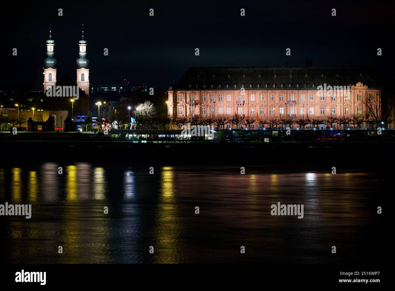 Mainz, Germania. 31 dicembre 2024. Chiesa di San Pietro e Castello di Kurfürstliches. Foto Stock