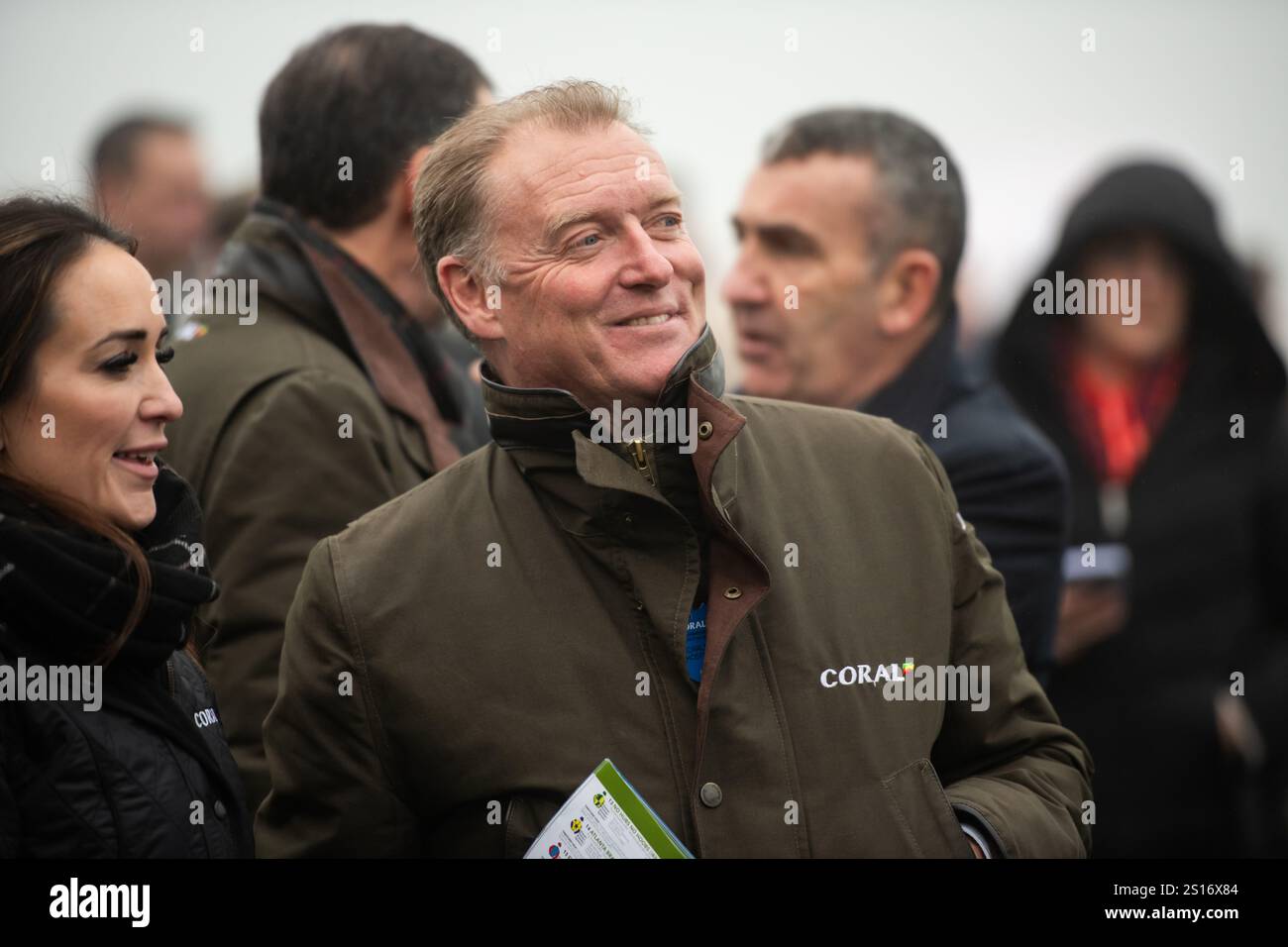 Simon Clare, Direttore del gruppo Entain di Consumer PR, nel circuito di Xhepstow Racecourse mentre il vincitore Val Dancer è stato portato sul ring Foto Stock