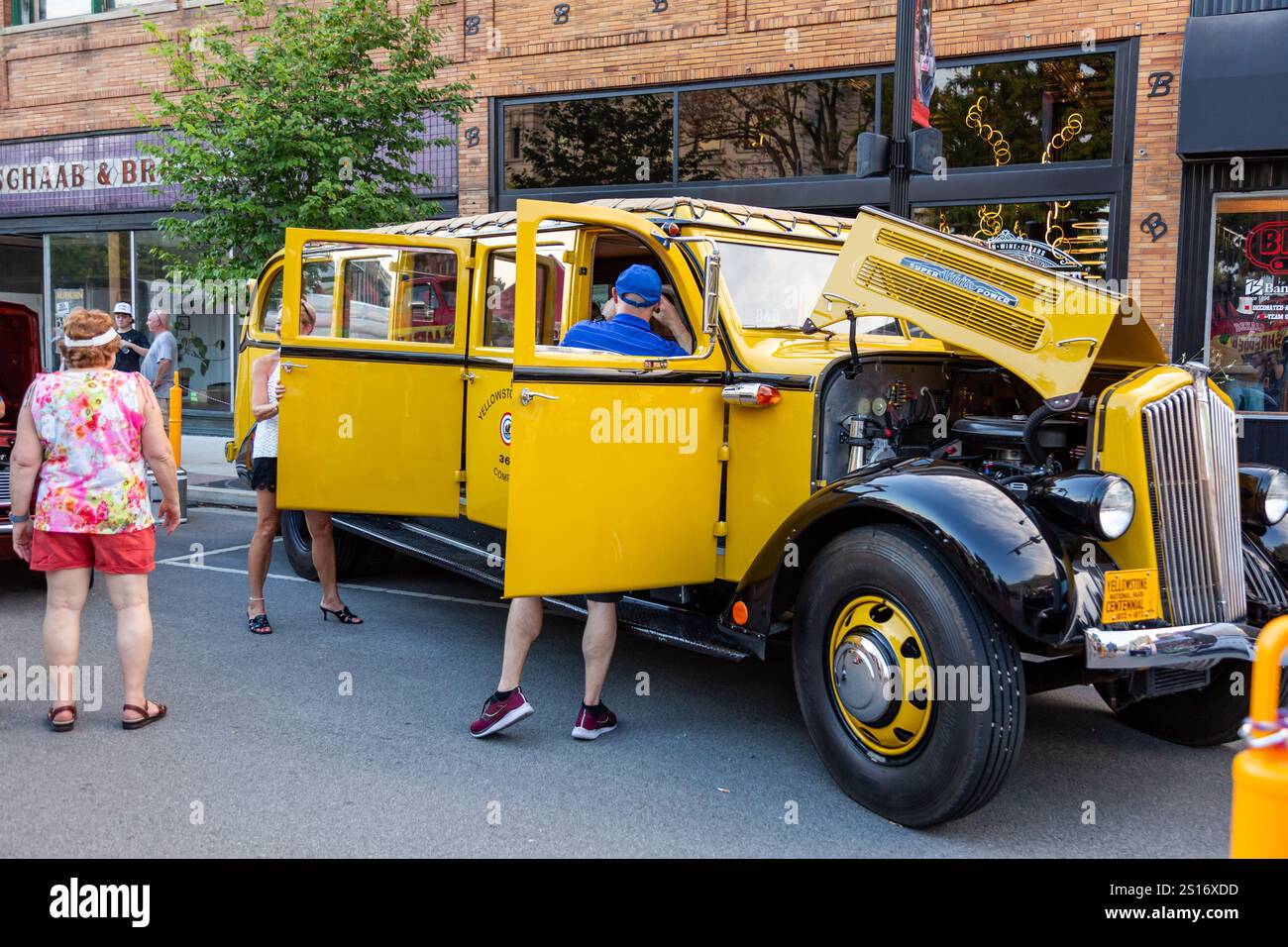 Un autobus White Model 706 Yellowstone National Park Tour del 1936 in mostra ad una mostra di auto nel centro di Auburn, Indiana, USA. Foto Stock