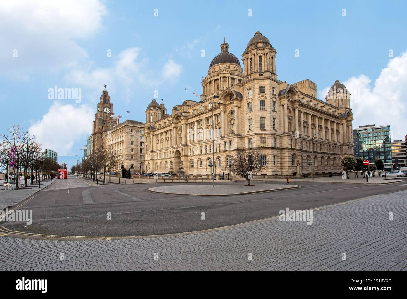 Il Port of Liverpool Building, edificio classificato Grade II a Liverpool, Inghilterra, insieme all'edificio Cunard e l'edificio Liver sulla Pier Head Foto Stock
