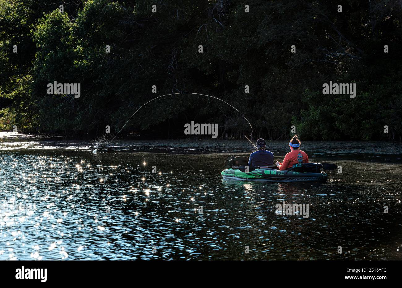 Coppia di pesca d'acqua freah da un kayak. Foto Stock