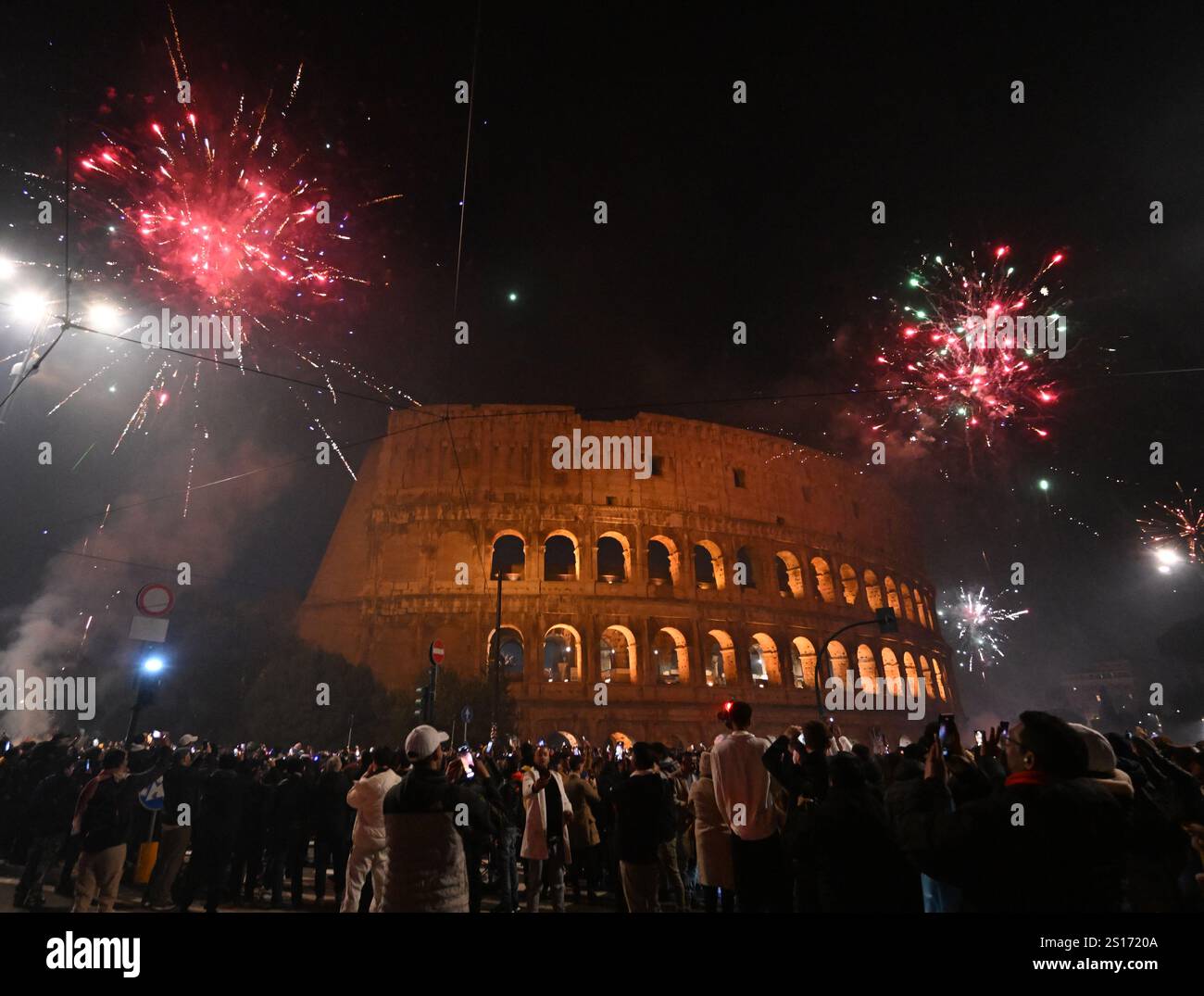 Roma. 31 dicembre 2024. Fuochi d'artificio esplodono sul Colosseo per celebrare il Capodanno a Roma, il 31 dicembre 2024. Crediti: Alberto Lingria/Xinhua/Alamy Live News Foto Stock