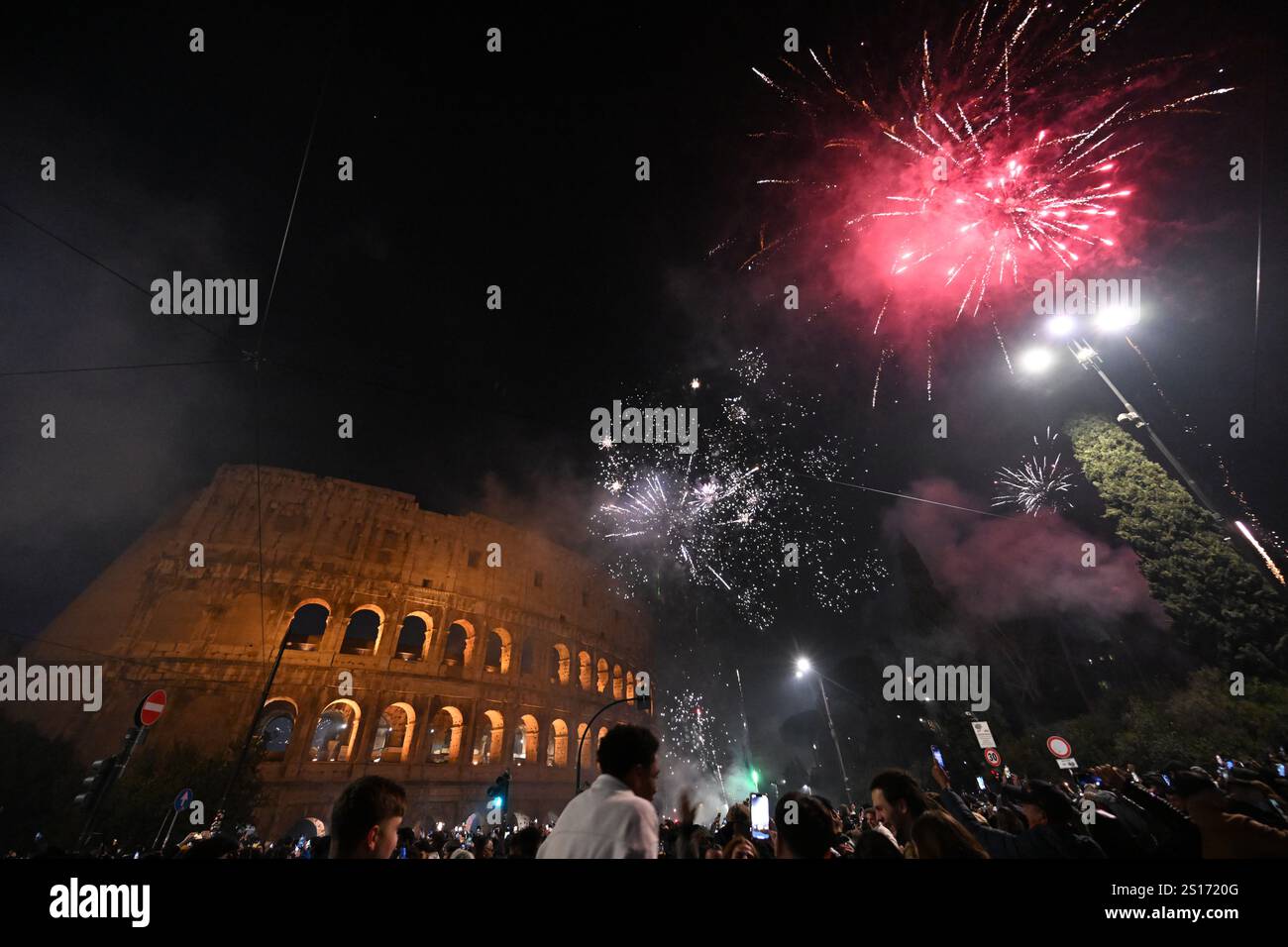 Roma. 31 dicembre 2024. Fuochi d'artificio esplodono sul Colosseo per celebrare il Capodanno a Roma, il 31 dicembre 2024. Crediti: Alberto Lingria/Xinhua/Alamy Live News Foto Stock