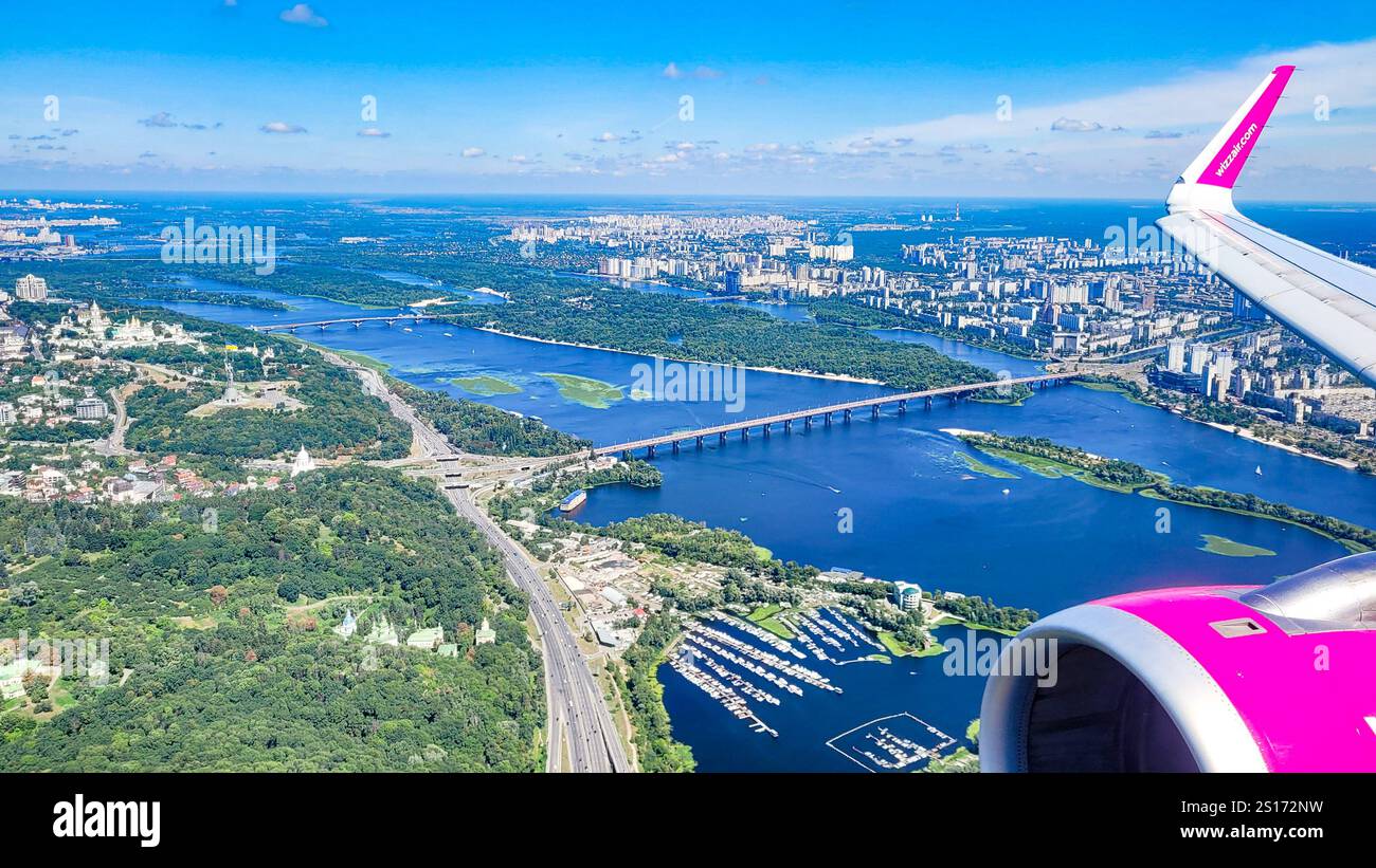Un'emozionante vista dalla finestra dell'aereo Wizz Air sulla capitale Ucraina Kiev e sul fiume Dnipro. Ucraina, Kiev, 07.08.2021 Foto Stock