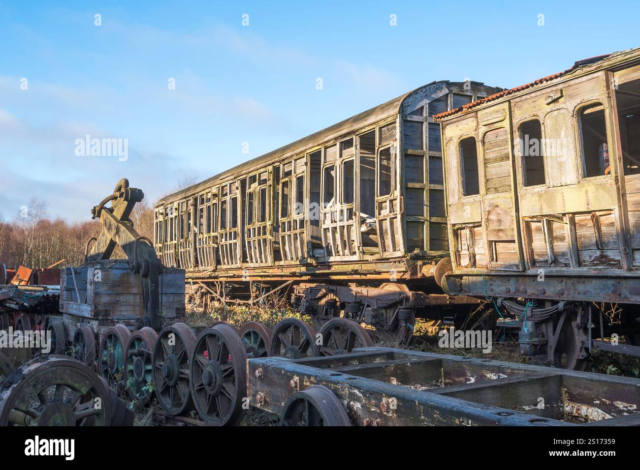 Lo scheletro di una carrozza ferroviaria in legno d'epoca immagazzinata sulla Tanfield Railway, Inghilterra, Regno Unito Foto Stock