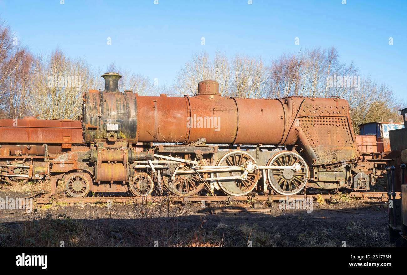 Una locomotiva a vapore a scartamento ridotto sta arrugginendo nel cantiere della Tanfield Railway, Inghilterra, Regno Unito Foto Stock