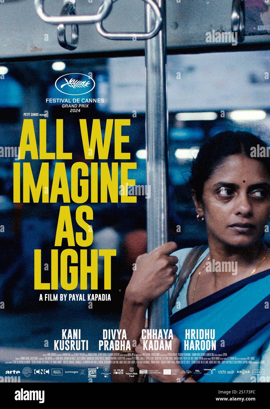 All We Imagine as Light (2024) diretto da Payal Kapadia e interpretato da Kani Kusruti, Divya Prabha e Chhaya Kadam. Un dramma poetico che segue due infermiere a Mumbai le cui vite si intrecciano mentre navigano tra amore, solitudine e vita urbana mentre lavorano in un ospedale cittadino. SOLO PER USO EDITORIALE di poster internazionali. Credito: BFA / Luxbox Foto Stock