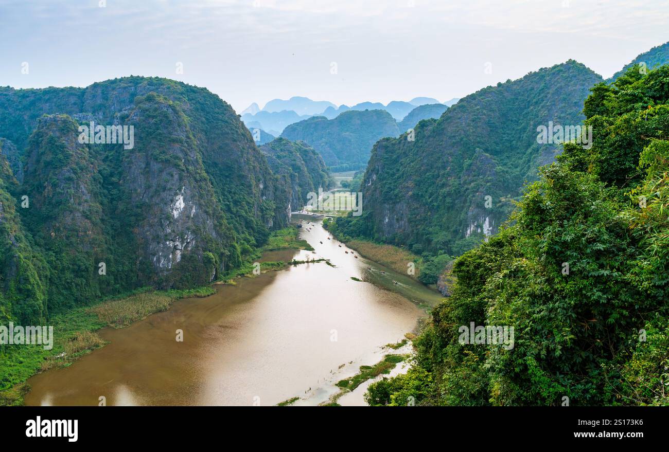 TAM Coc (Tam Cốc) - Bích Động è una popolare destinazione turistica nel nord del Vietnam e parte del paesaggio panoramico di Tràng An. Foto Stock