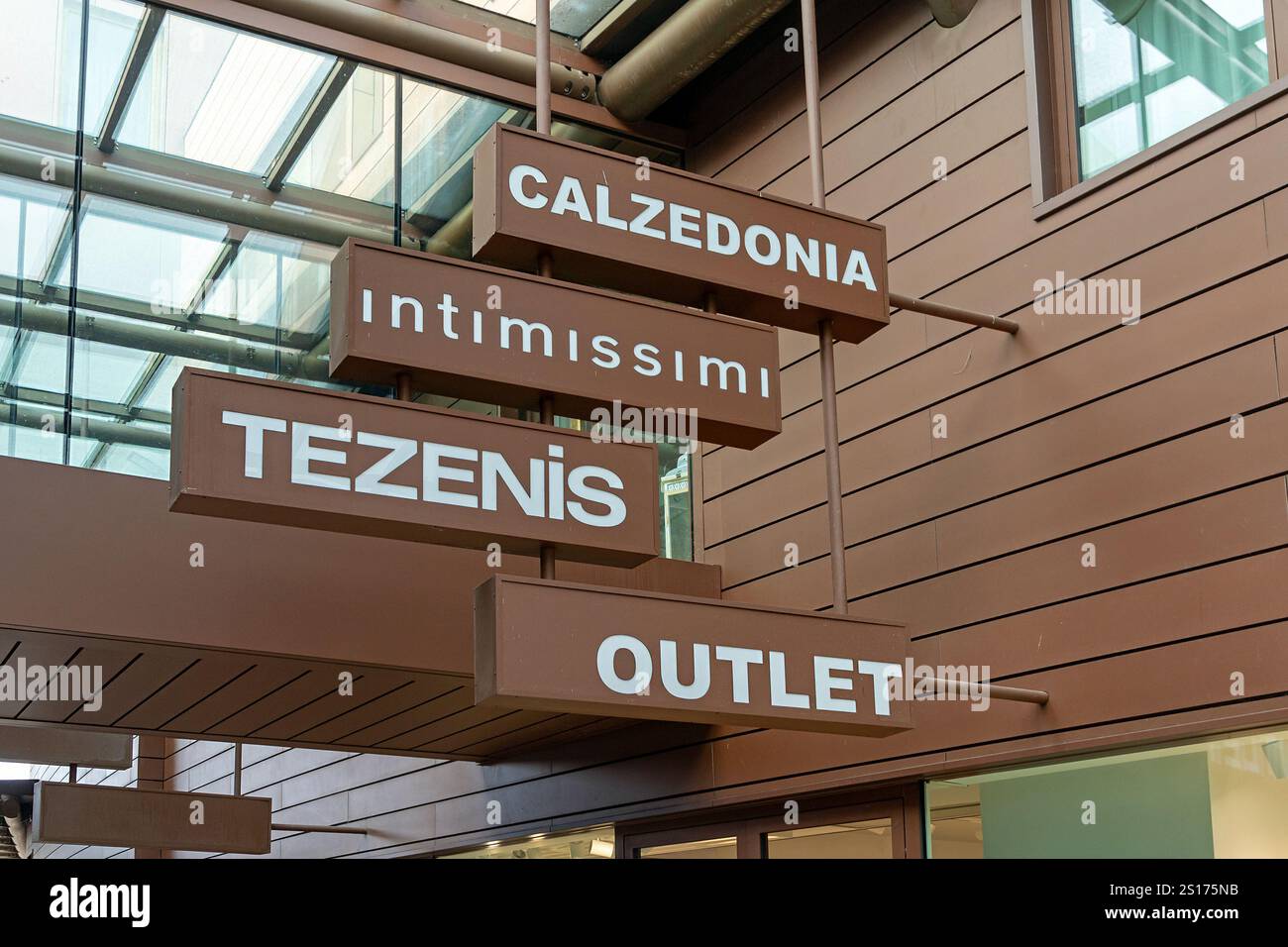 Venezia, Italia - 10 ottobre 2024: Pubblicità di marchi italiani su una facciata esterna di un edificio all'esterno dell'outlet di Venezia Foto Stock