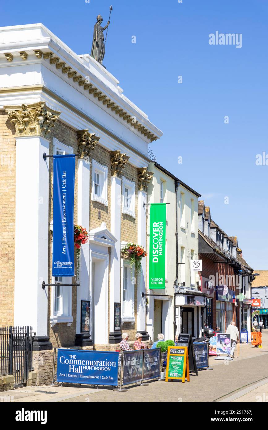 Centro città di Huntingdon con il teatro Commemoration Hall sulla High Street nella piccola città di Huntingdon Cambridgeshire Inghilterra Regno Unito Europa Foto Stock