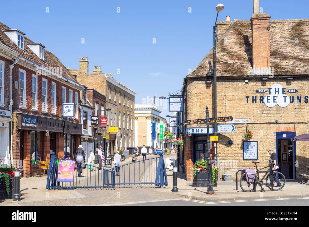 Centro città di Huntingdon il pub Three Tuns sulla High Street a Huntingdon Cambridgeshire Inghilterra Regno Unito Europa Foto Stock