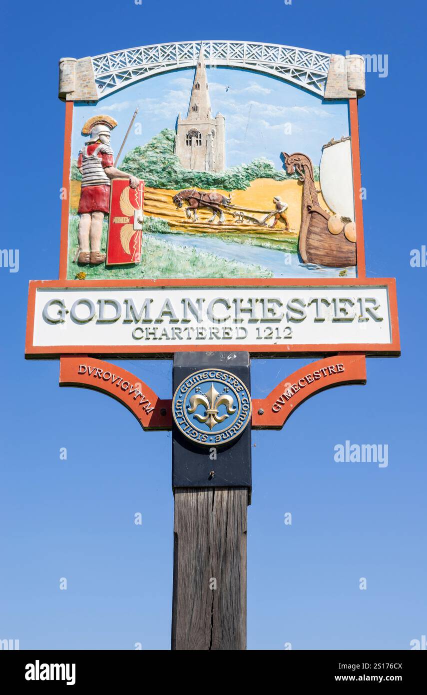 Godmanchester Cambridgeshire Godmanchester insegna in legno retrò vintage contro un cielo blu Godmanchester Cambridgeshire Inghilterra Regno Unito GB Europa Foto Stock