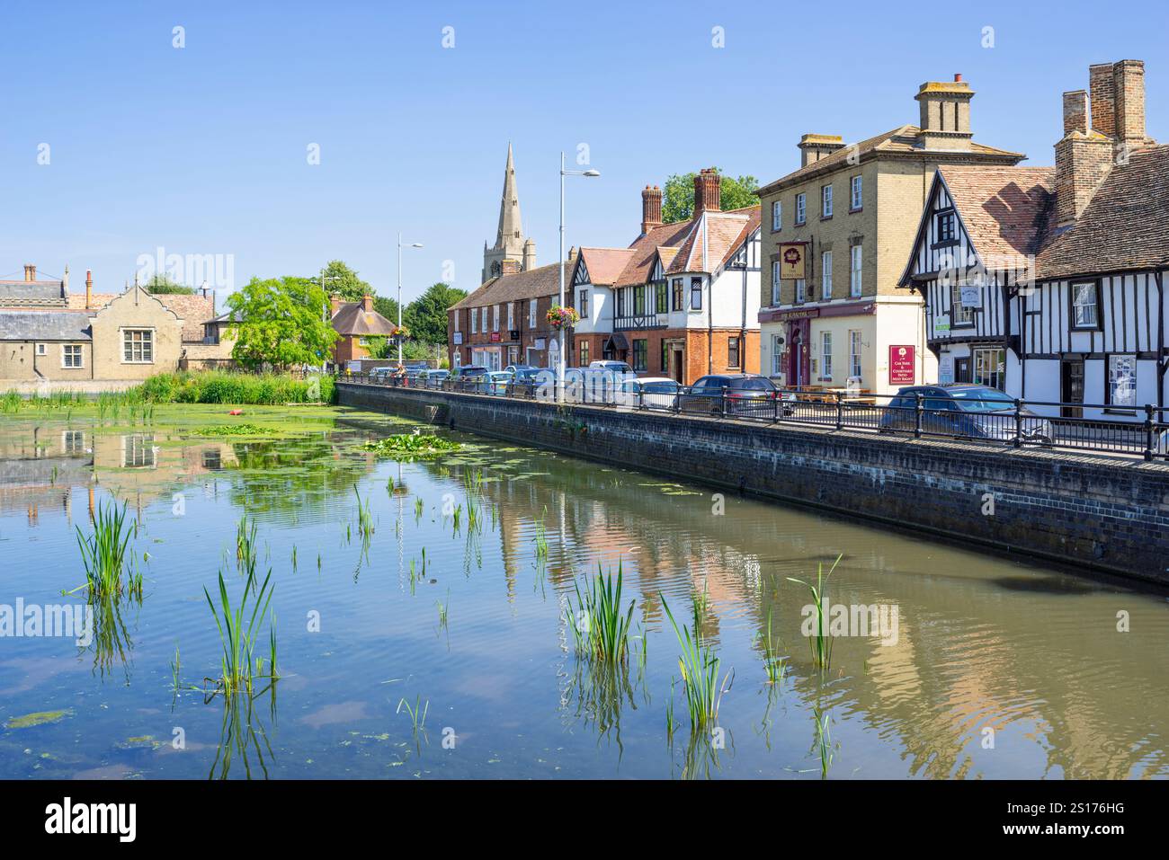 Godmanchester Cambridgeshire Causeway by the River Great Ouse con il Riverside fish and chip shop e Royal Oak pub Godmanchester Inghilterra Regno Unito Foto Stock