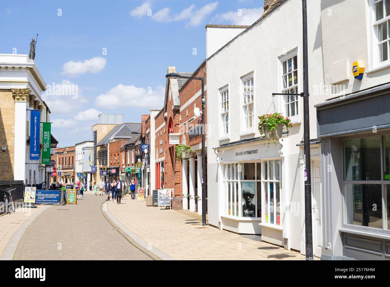 Huntingdon, The Commemoration Hall, teatro e negozi con gente che fa shopping sulla High Street, nella piccola città di Huntingdon, Cambridgeshire, Inghilterra, Regno Unito Foto Stock