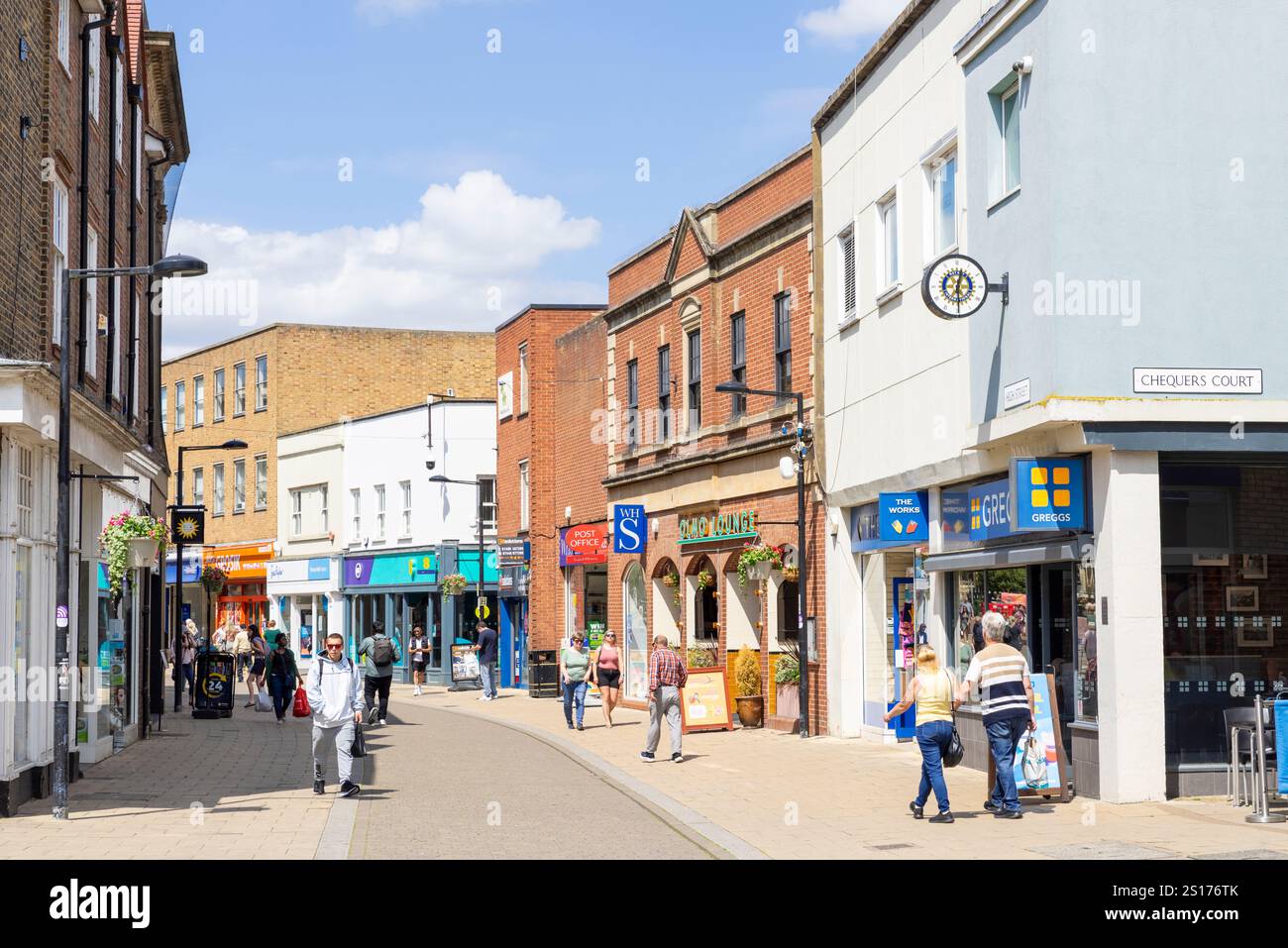 Negozi del centro di Huntingdon con gente che fa shopping sulla High Street nella piccola città di Huntingdon Cambridgeshire Inghilterra Regno Unito Europa Foto Stock