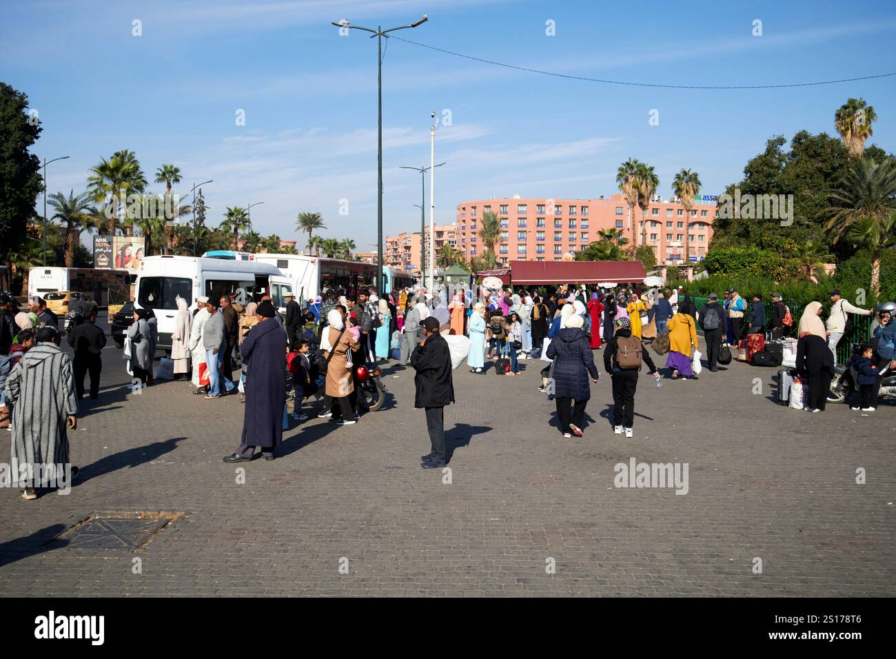 persone in coda per gli autobus locali fuori dalla stazione degli autobus gare routiere di marrakech, marocco Foto Stock
