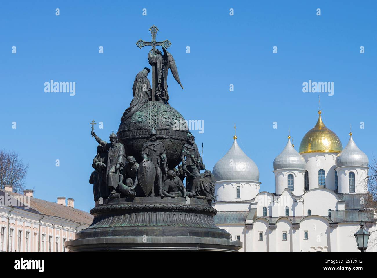 VELIKY NOVGOROD, RUSSIA - 18 APRILE 2018: Il livello superiore del monumento del Millennio di Russia e le cupole della cattedrale di Santa Sofia su una soleggiata A Foto Stock