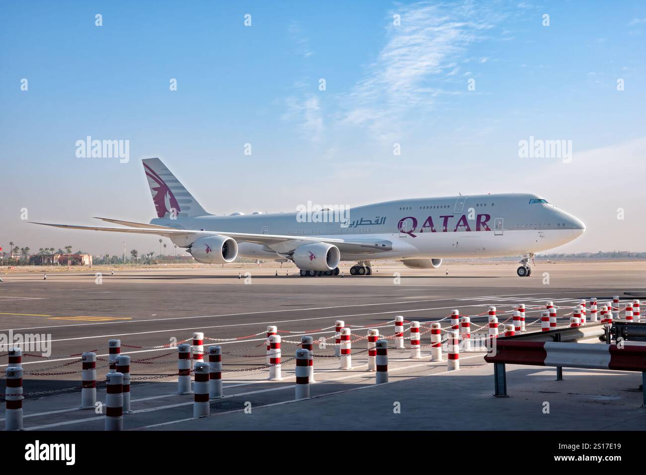Marrakech, Marocco. Un Boeing 747-8 della Qatar Airways parcheggiato sul piazzale all'aeroporto di Marrakech Foto Stock