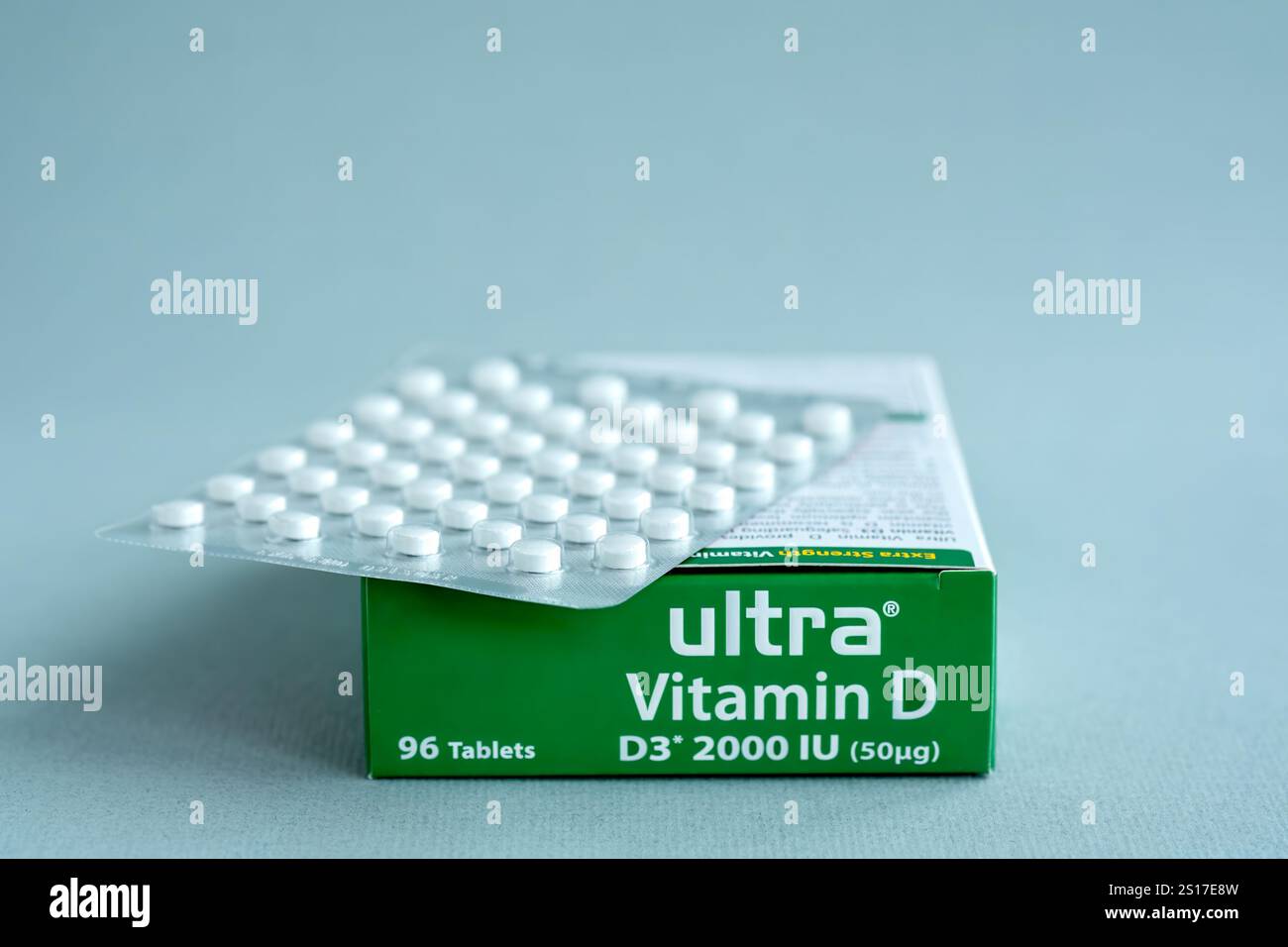 Regno Unito: Una confezione blister di compresse da banco di vitamina D per uso quotidiano. D3 2000IU pillole usate per aumentare il sistema immunitario per aiutare a prevenire raffreddori e influenza Foto Stock