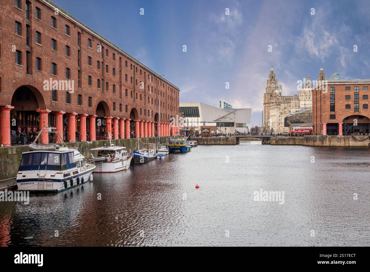 Barche ormeggiate dagli edifici dell'Albert Docks nella città Merseyside di Liverpool con vista sul museo e sugli edifici del porto di Liverpool Foto Stock