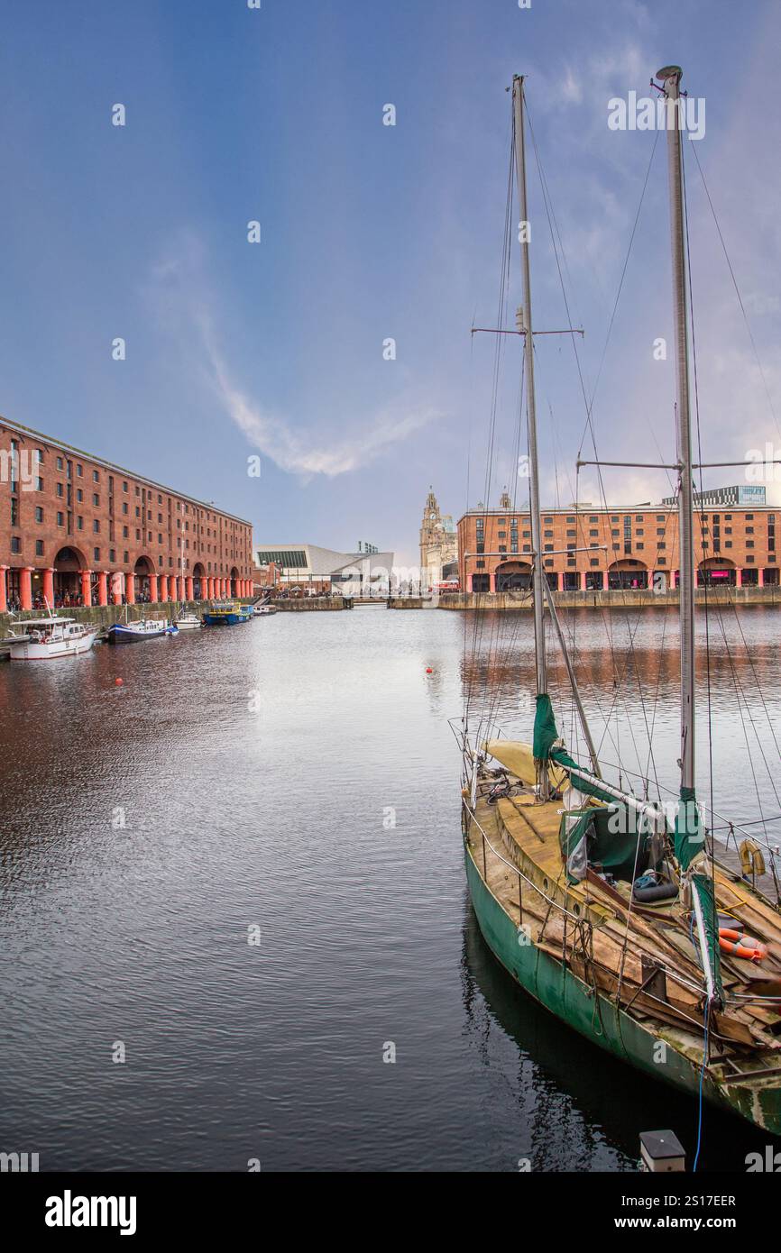 Barche ormeggiate dagli edifici dell'Albert Docks nella città Merseyside di Liverpool con vista sul museo e sugli edifici del porto di Liverpool Foto Stock