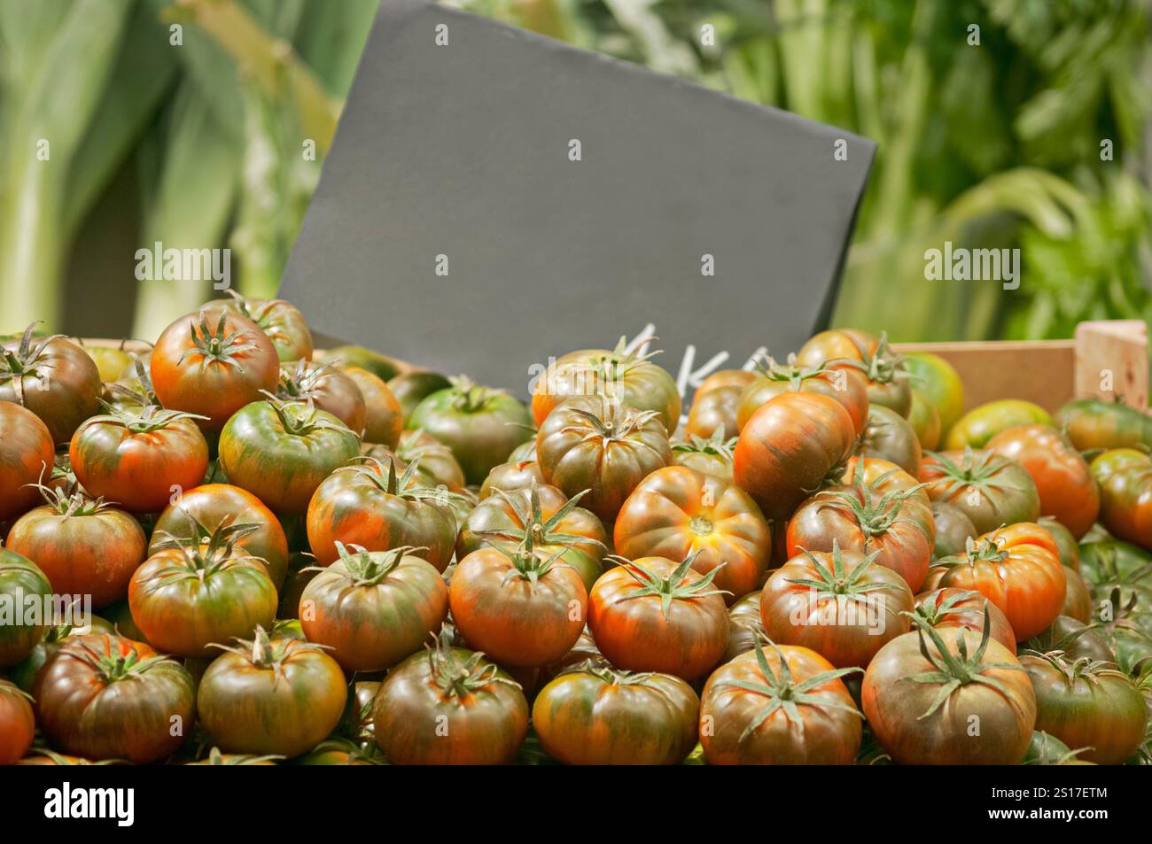Esposizione di pomodori biologici in vendita nel mercato centrale di Valencia. Foto Stock Esposizione di pomodori biologici in vendita nel mercato centrale di Valencia. Foto Stock