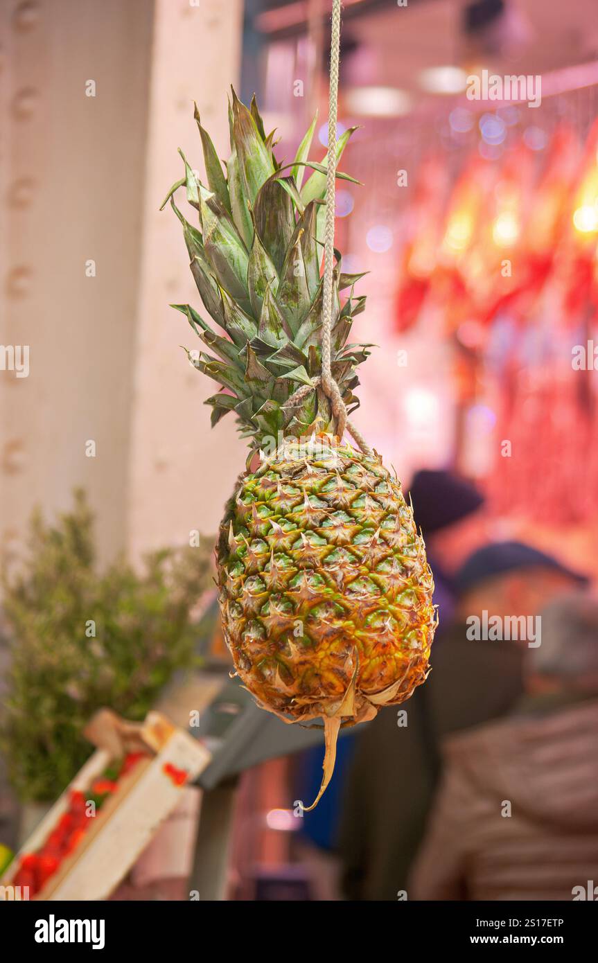 Un ananas appeso pronto per la vendita in un mercato di Valencia. Foto Stock