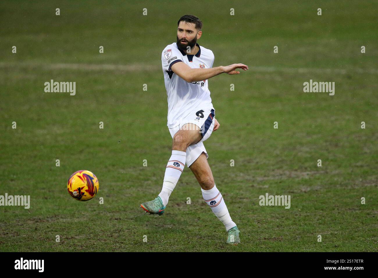 Morecambe, Regno Unito. 1 gennaio 2025. Jordan Turnbull di Tranmere Rovers in azione. EFL Skybet Football League Two Match, Morecambe FC contro Tranmere Rovers allo Stadio Mazuma di Morecambe, Lancashire, il giorno di Capodanno, mercoledì 1 gennaio 2025. Questa immagine può essere utilizzata solo per scopi editoriali. Solo per uso editoriale, foto di Chris Stading/Andrew Orchard fotografia sportiva/Alamy Live News Credit: Andrew Orchard fotografia sportiva/Alamy Live News Foto Stock