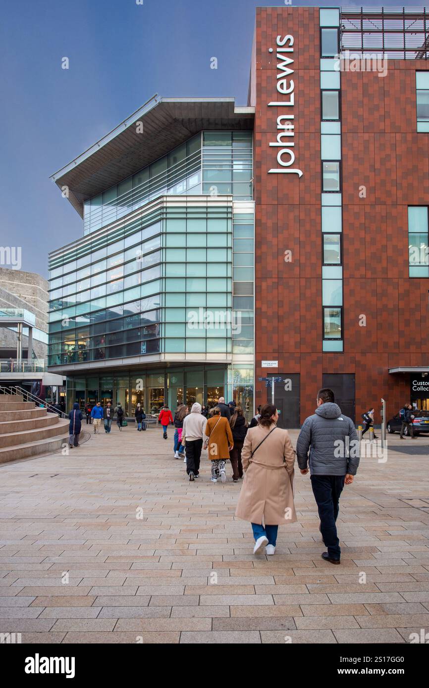 Persone che fanno shopping ai saldi post Natale nel centro della città merseyside di Liverpool, passando accanto al negozio John Lewis Foto Stock