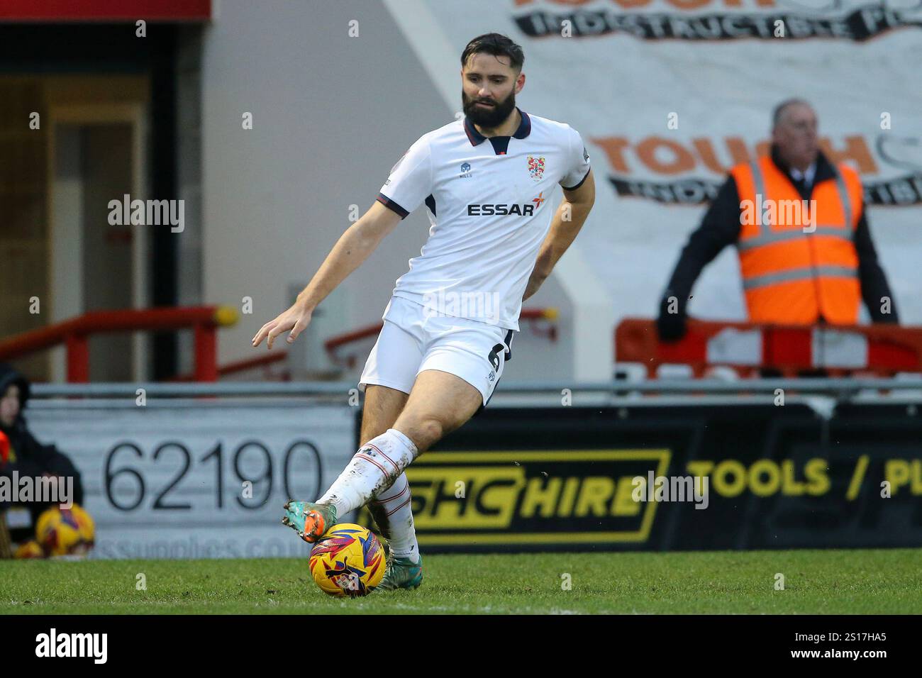 Morecambe, Regno Unito. 1 gennaio 2025. Jordan Turnbull di Tranmere Rovers in azione. EFL Skybet Football League Two Match, Morecambe FC contro Tranmere Rovers allo Stadio Mazuma di Morecambe, Lancashire, il giorno di Capodanno, mercoledì 1 gennaio 2025. Questa immagine può essere utilizzata solo per scopi editoriali. Solo per uso editoriale, foto di Chris Stading/Andrew Orchard fotografia sportiva/Alamy Live News Credit: Andrew Orchard fotografia sportiva/Alamy Live News Foto Stock