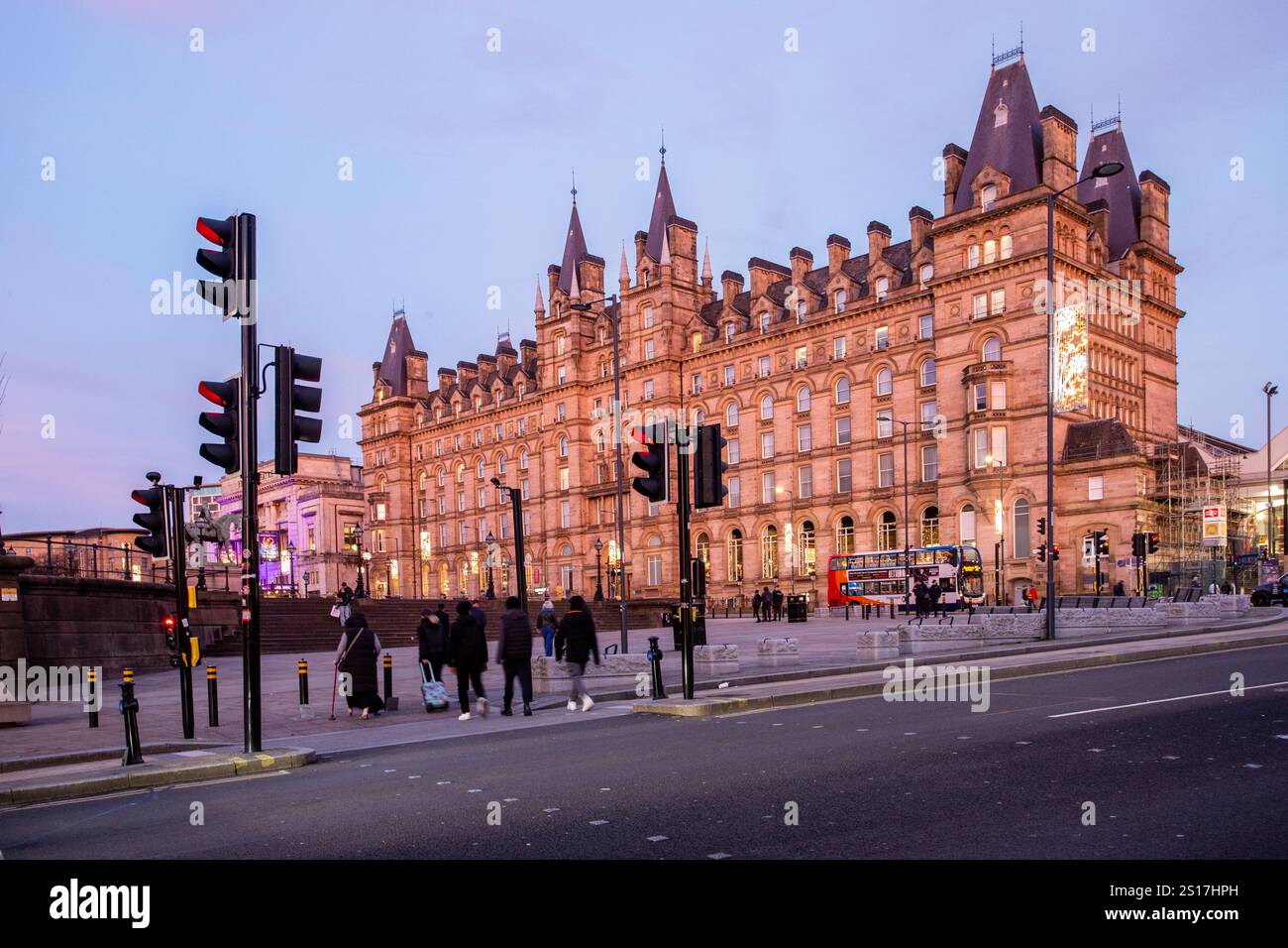 L'hotel Radisson RED, situato in Lime Street Liverpool Merseyside Inghilterra Regno Unito, visto nelle prime luci invernali della sera Foto Stock