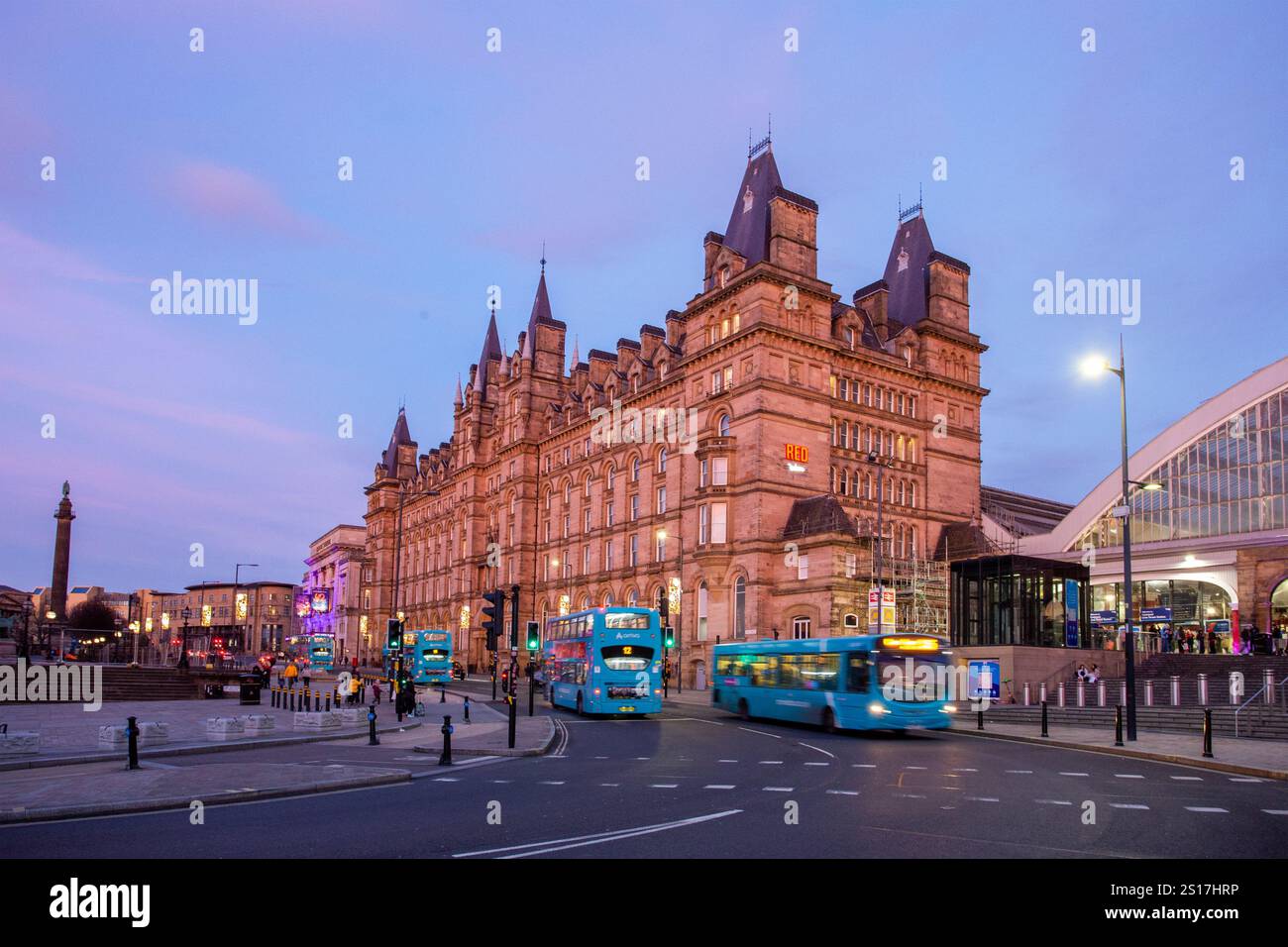 L'hotel Radisson RED, situato in Lime Street Liverpool Merseyside Inghilterra Regno Unito, visto nelle prime luci invernali della sera Foto Stock