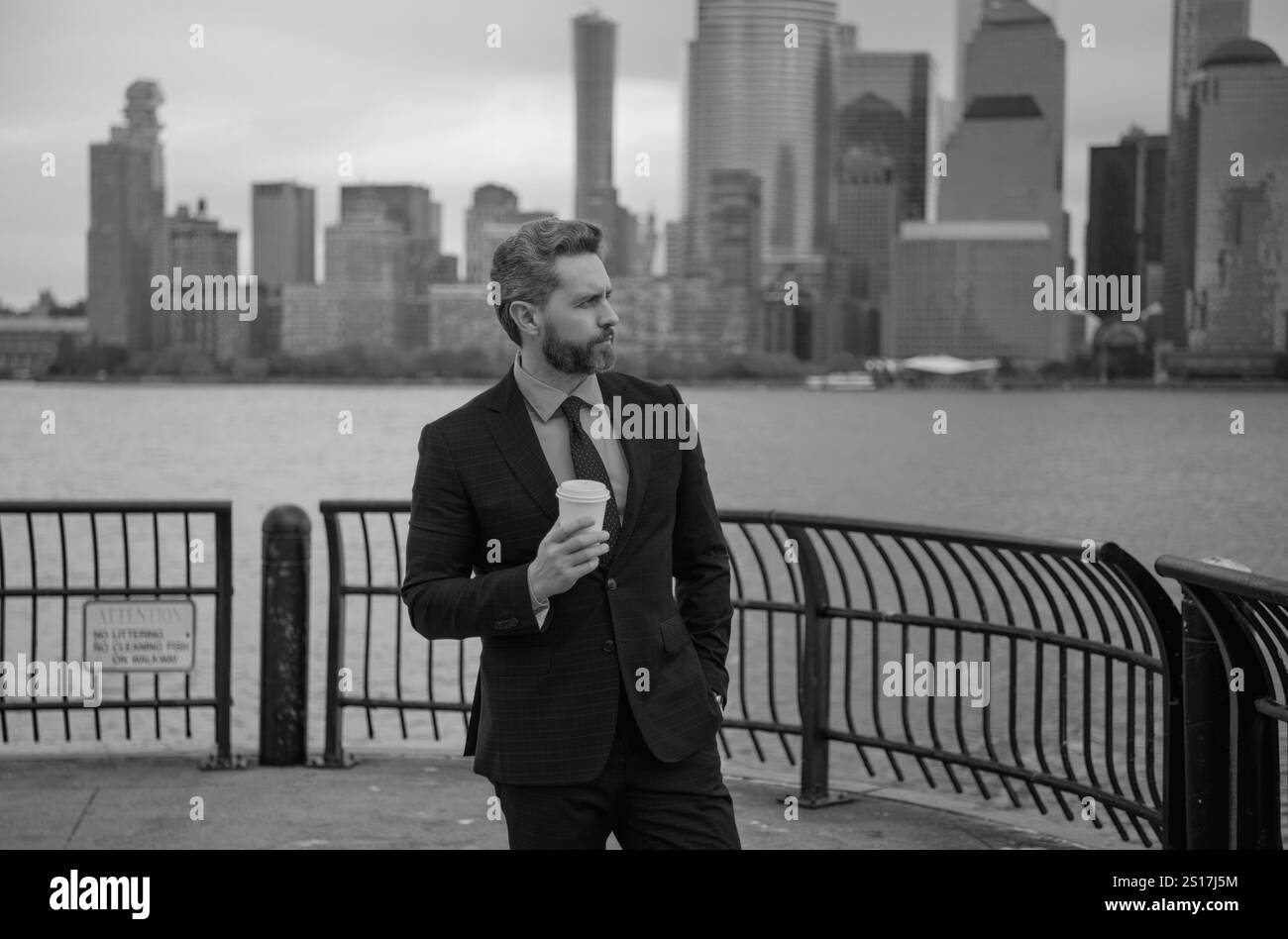 Uomo d'affari a New York. Uomo d'affari in tuta all'aperto. Ritratto di un bel uomo d'affari in stile urbano. Un uomo d'affari maturo che cammina sulla strada americana Foto Stock
