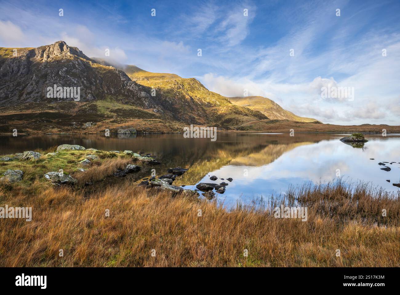 Llyn Idwal con il riflesso della montagna Y Garn, Snowdonia, Conwy, Galles del Nord Foto Stock