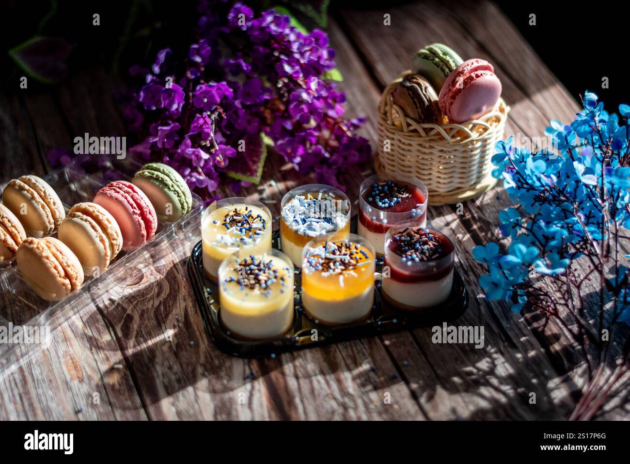 Una deliziosa torta di alci di frutta colorata. Mango fatto in casa, mousse di fragole e lamponi. Gelatina, dolce pastries.dessert Foto Stock