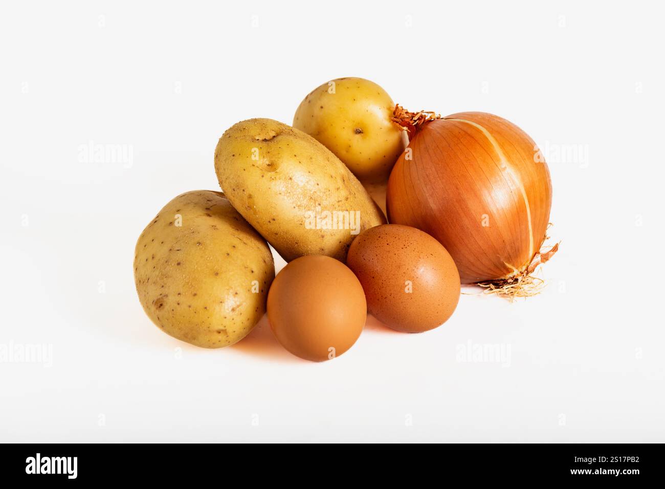 Ingredienti per preparare una frittata spagnola: Patate, uova e cipolla su sfondo bianco. Foto Stock