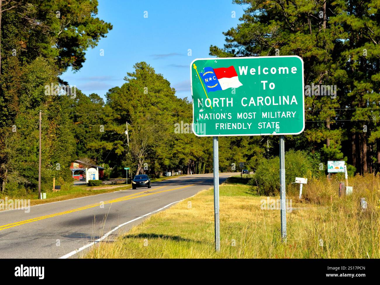 Benvenuto al cartello stradale del North Carolina con la bandiera dello stato di New York. - CHARLOTTE, USA - 27 OTTOBRE 2024 Foto Stock