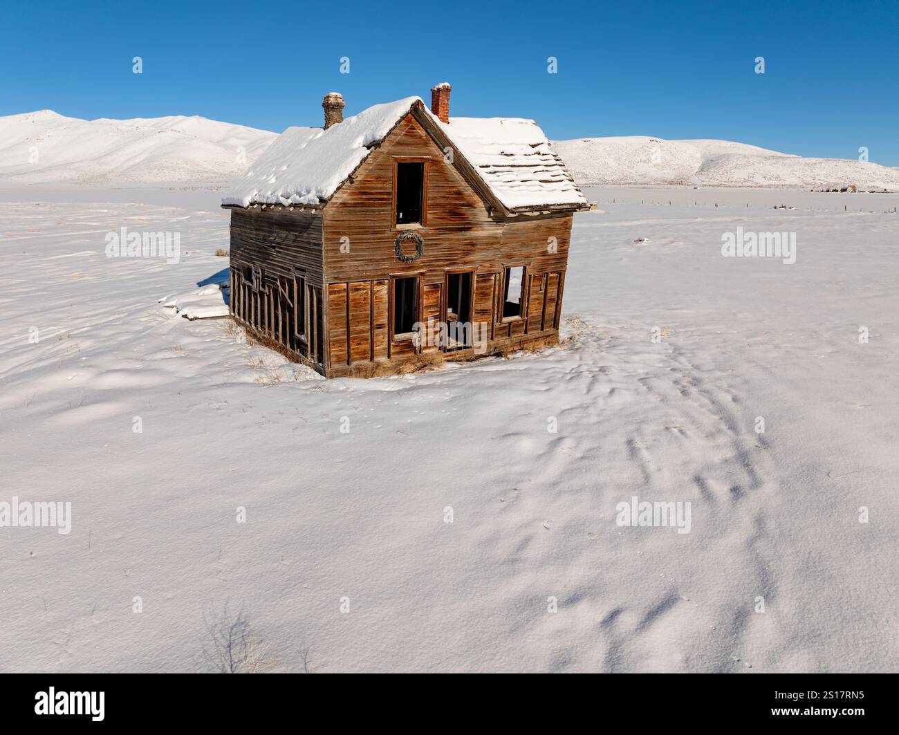 Abbandona la fattoria in inverno con il cielo blu Foto Stock