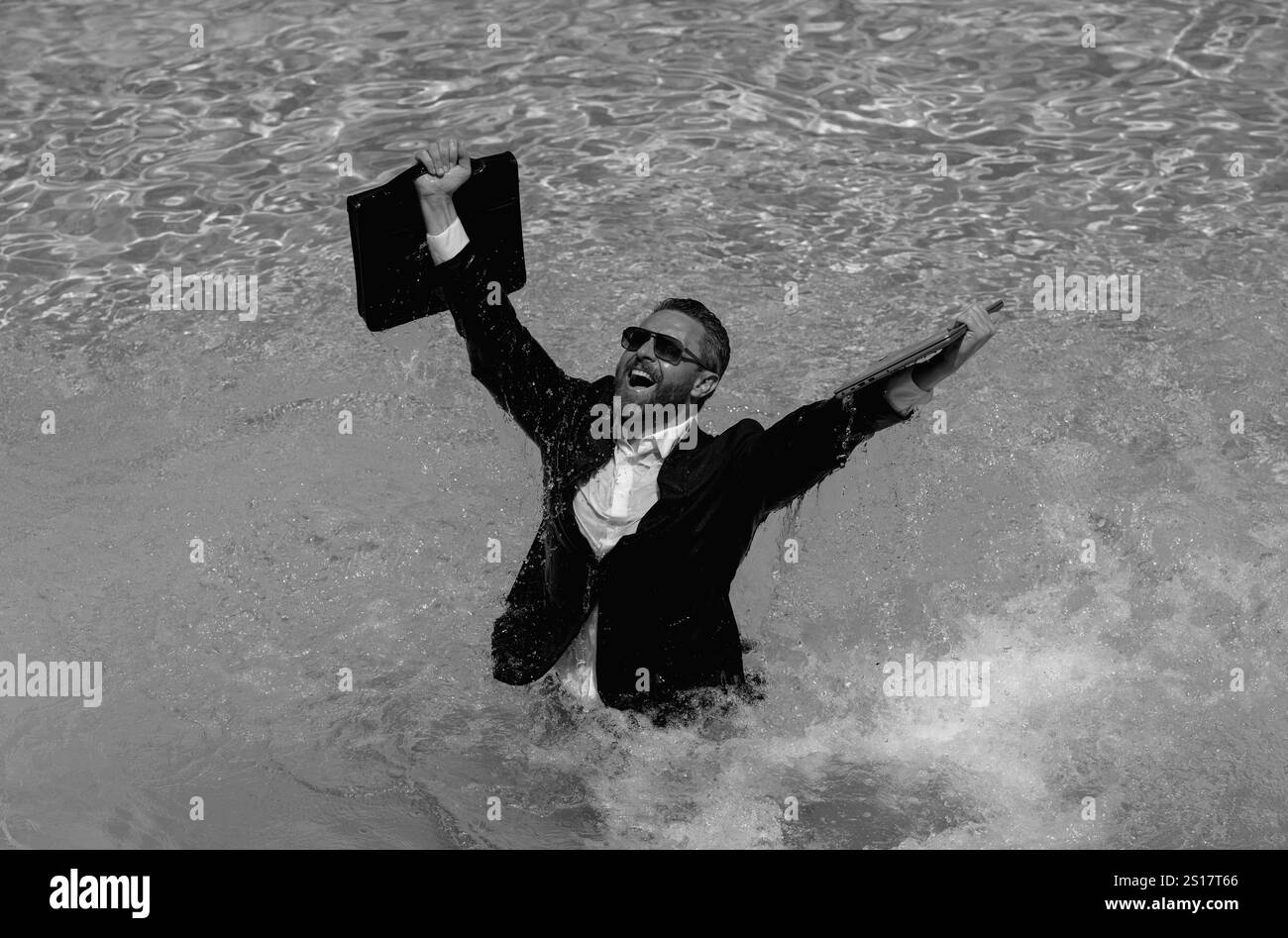 Affari estivi pazzi. Stile di vita di lavoro divertente. Uomo d'affari folle divertente in tuta usando il laptop in acqua di piscina. Uomo d'affari divertente. Concetto freelance, pazzo Foto Stock