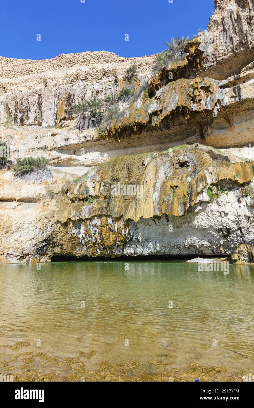 Paesaggio in Oman, rocce, piscina, acqua, paesaggio roccioso Ash Shuwaymiyah, Wadi Shuwaimiya, Governatorato di Dhofar, Oman, Asia Foto Stock