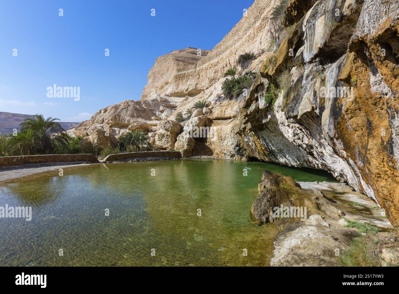 Paesaggio in Oman, rocce, piscina, acqua, paesaggio roccioso Ash Shuwaymiyah, Wadi Shuwaimiya, Governatorato di Dhofar, Oman, Asia Foto Stock