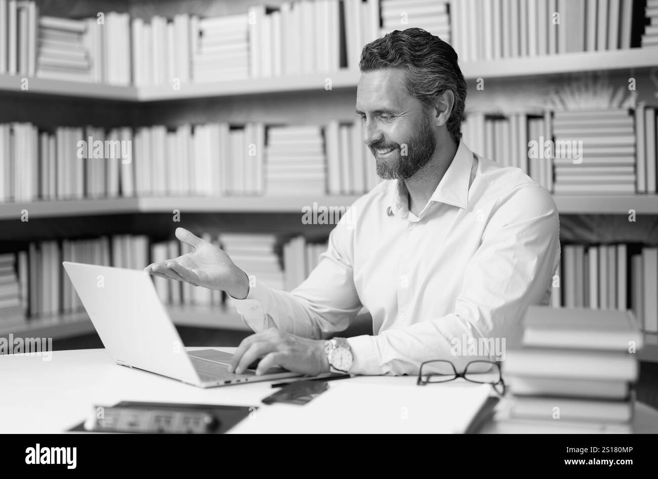 Ritratto dell'insegnante con libro in aula biblioteca. Bell'insegnante all'università. Giornata degli insegnanti. Buon insegnante di scuola. Tutor all'università. Uomo con libro Foto Stock