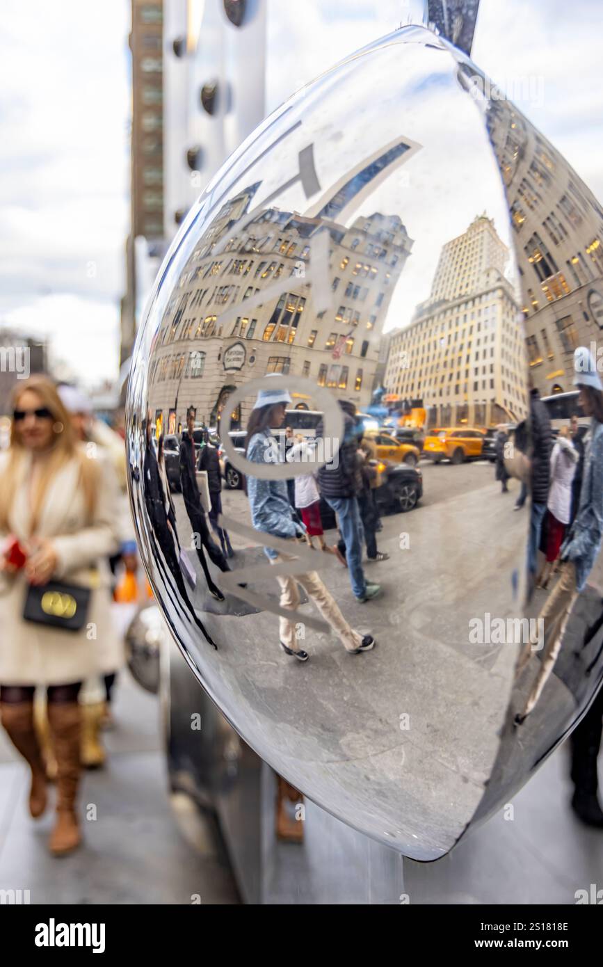 immagine dettagliata di un pezzo del capannone temporaneo louis vuitton che riflette la strada e il marciapiede Foto Stock