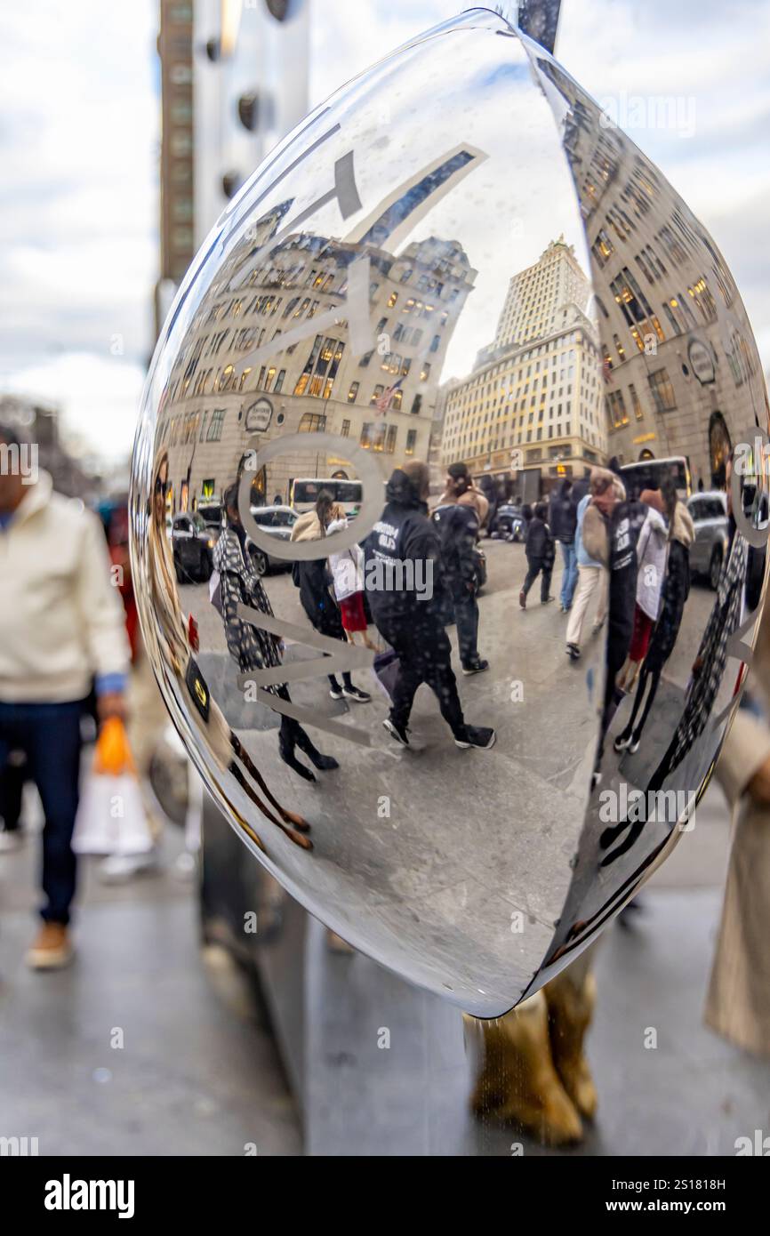 immagine dettagliata di un pezzo del capannone temporaneo louis vuitton che riflette la strada e il marciapiede Foto Stock