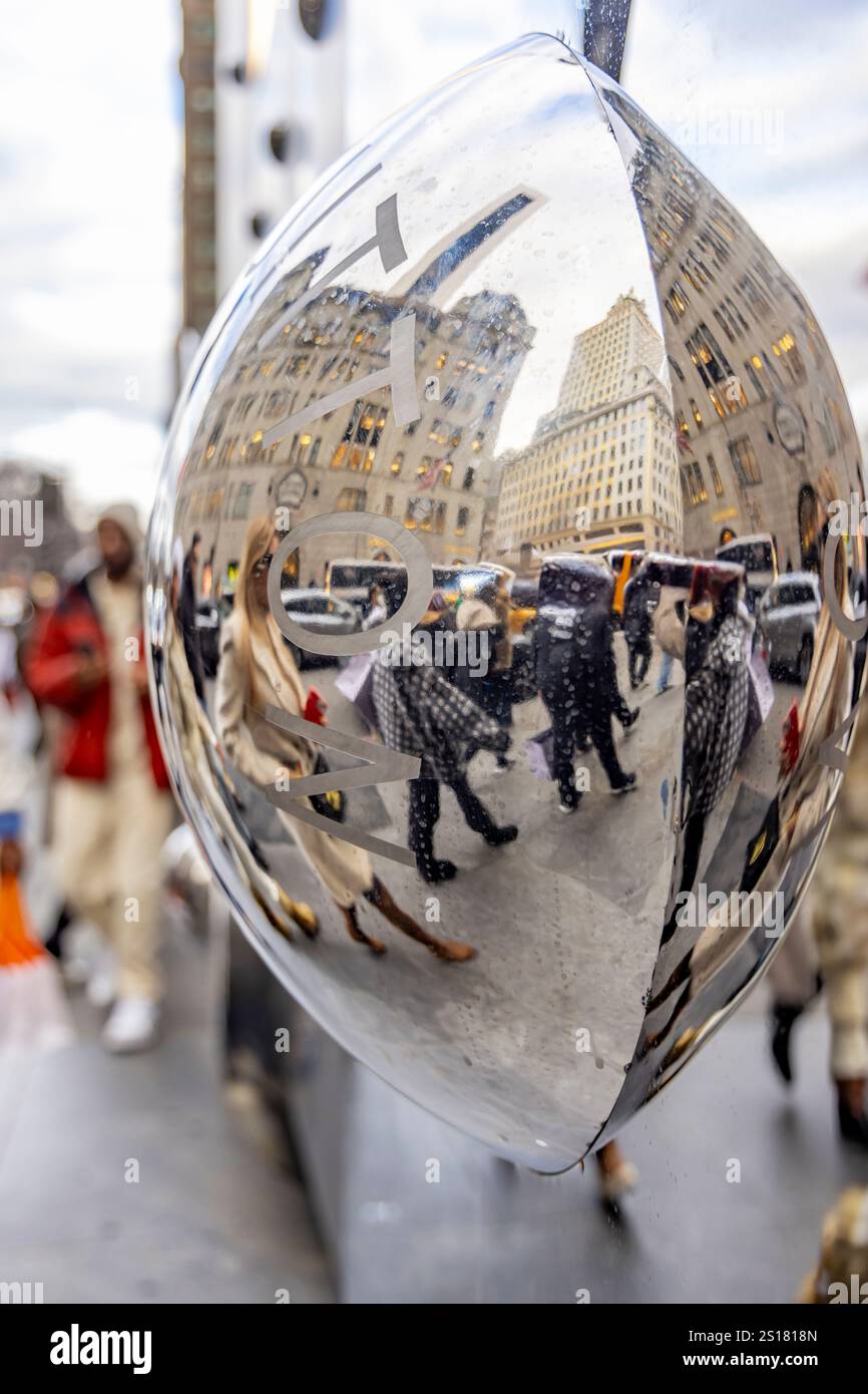 immagine dettagliata di un pezzo del capannone temporaneo louis vuitton che riflette la strada e il marciapiede Foto Stock
