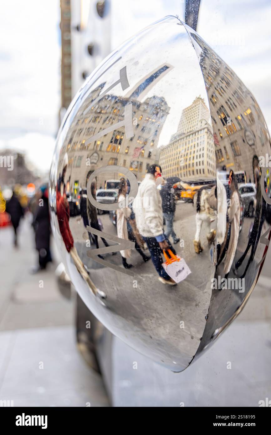 immagine dettagliata di un pezzo del capannone temporaneo louis vuitton che riflette la strada e il marciapiede Foto Stock