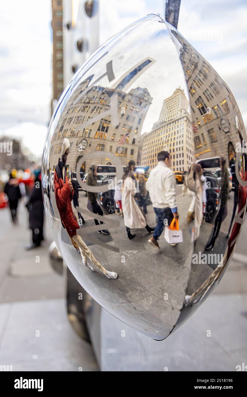 immagine dettagliata di un pezzo del capannone temporaneo louis vuitton che riflette la strada e il marciapiede Foto Stock