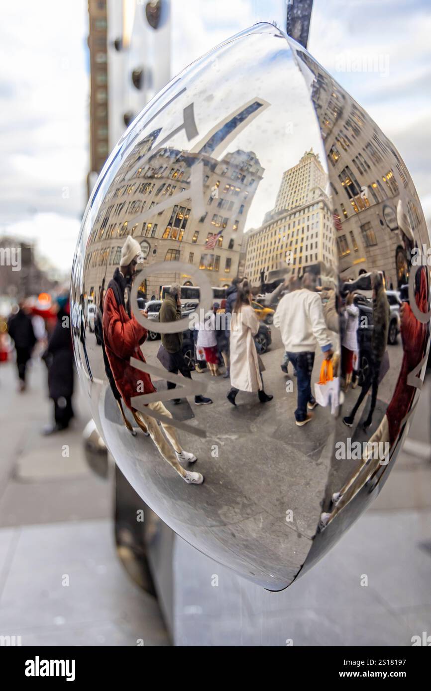 immagine dettagliata di un pezzo del capannone temporaneo louis vuitton che riflette la strada e il marciapiede Foto Stock