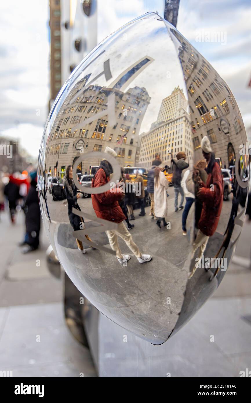 immagine dettagliata di un pezzo del capannone temporaneo louis vuitton che riflette la strada e il marciapiede Foto Stock
