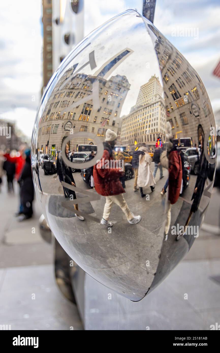 immagine dettagliata di un pezzo del capannone temporaneo louis vuitton che riflette la strada e il marciapiede Foto Stock